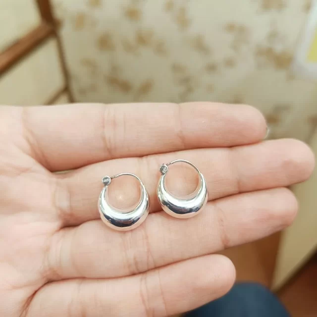 Hoop earrings in 925 Sterling Silver 

#hoopearrings #hoopearrings #hoopearringsilver #silverearrings